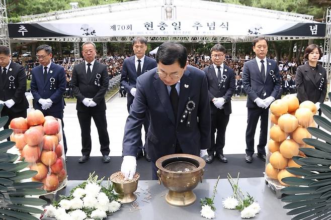 주낙영 경주시장이 6일 경주 황성공원 충혼탑에서 열린 제70회 현충일 추념식에서 국화꽃을 헌화하며 순국선열과 호국영령을 추모하고 있다. 경주시 제공