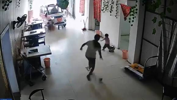 중국의 한 11살 소녀가 벽을 뚫고 돌진하는 차량으로부터 동생을 구하는 영상이 공개됐다. 중국 CCTV 캡처