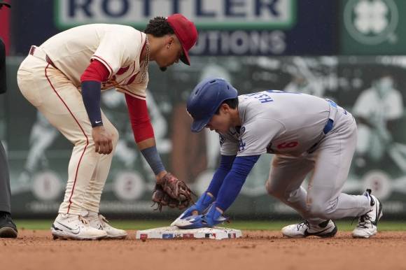 김혜성(로스앤젤레스 다저스)이 8일(한국시간) 미국 미주리주 세인트루이스 부시 스타디움에서 열린 2025 메이저리그(MLB) 정규시즌 세인트루이스 카디널스와의 원정 경기에서 도루하고 있다. AP 연합뉴스