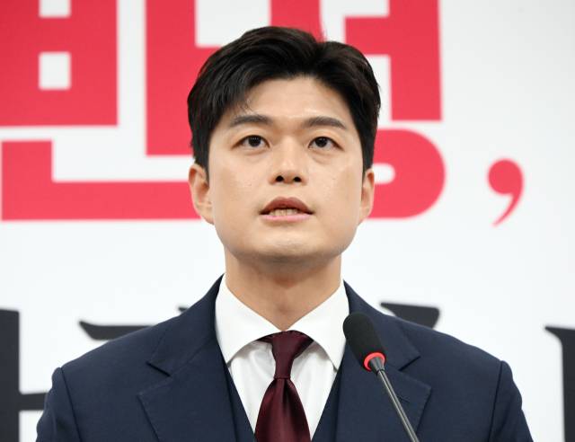 김용태 국민의힘 비상대책위원장이 8일 국회에서 현안 관련 기자회견을 하고 있다. 김 위원장은 오는 9월 초까지 전당대회 개최와 윤석열 전 대통령 탄핵반대 당론 무효화, 대선후보 교체 과정 진상 규명 및 책임 부과 계획 등을 밝혔다. 오승현 기자