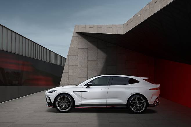 애스턴마틴 DBX S