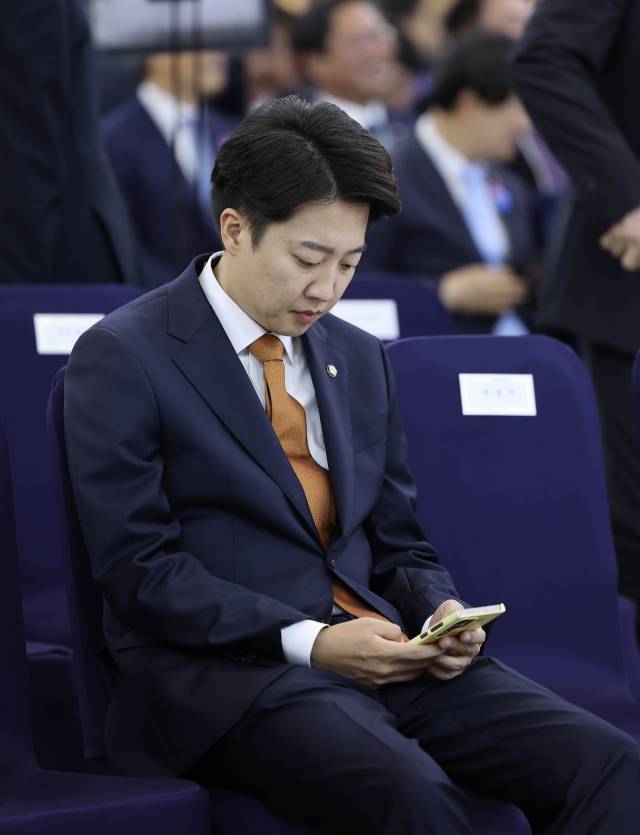 이준석 개혁신당 의원이 지난 4일 오전 국회 본청 로텐더홀에서 열린 이재명 제21대 대통령 취임 선서식에 참석해 휴대폰을 살펴보고 있다. 국회사진기자단