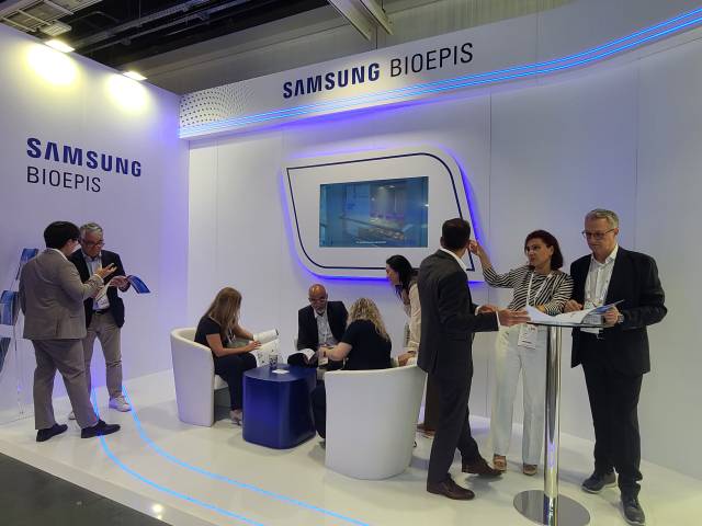 삼성바이오에피스가 7일(현지 시간) 오스트리아 빈에서 열린 유럽신장학회(ERA)에 현장 부스를 마련해 현지 관계자들에게 희귀질환 치료제 ‘에피스클리’를 홍보하고 있다. 사진 제공=삼성바이오에피스