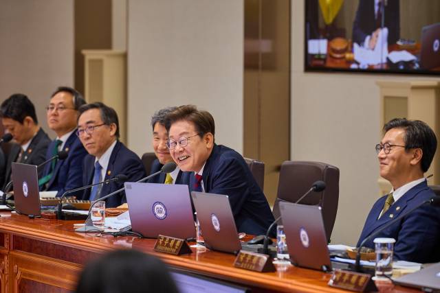 이재명 대통령이 5일 서울 용산 대통령실 청사에서 김밥으로 점심을 대신하며 국무회의를 이어가고 있다. 연합뉴스