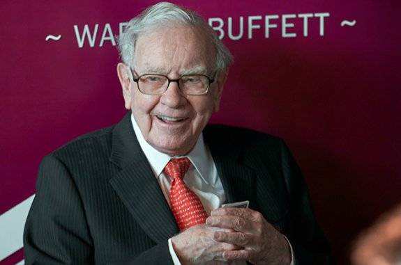 워런 버핏이 2019년 5월 5일, 미국 네브래스카주 오마하에서 열린 버크셔 해서웨이 연례 주주총회에 참석해 미소 짓고 있다. AP/뉴시스