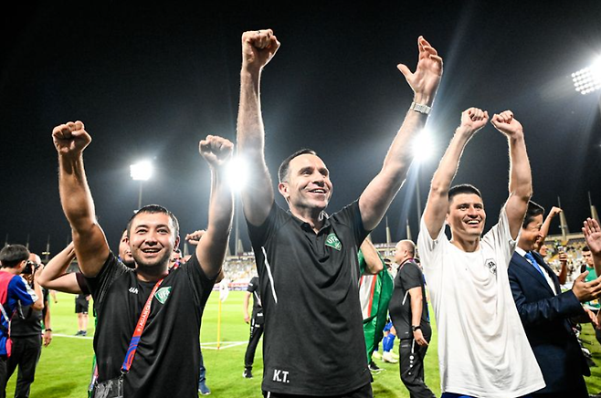 티무르 카파제 우즈베키스탄 감독(가운데)은 6일(한국시간) 아부다비에서 열린 UAE와 2026북중미월드컵 아시아 최종예선 A조 9차전 원정경기에서 0-0으로 비겨 조국에 사상 첫 월드컵 출전권을 안겼다. 그는 “이 기쁨을 우즈베키스탄 국민들에게 바친다”고 웃었다. 사진출처│AFC 홈페이지