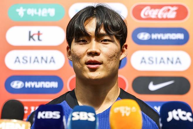 축구국가대표팀 오현규가 8일 파주NFC에서 환한 표정으로 취재진과 인터뷰를 하며 북중미월드컵 도전과 태극마크에 대한 솔직한 속내를 전하고 있다. 파주｜뉴시스