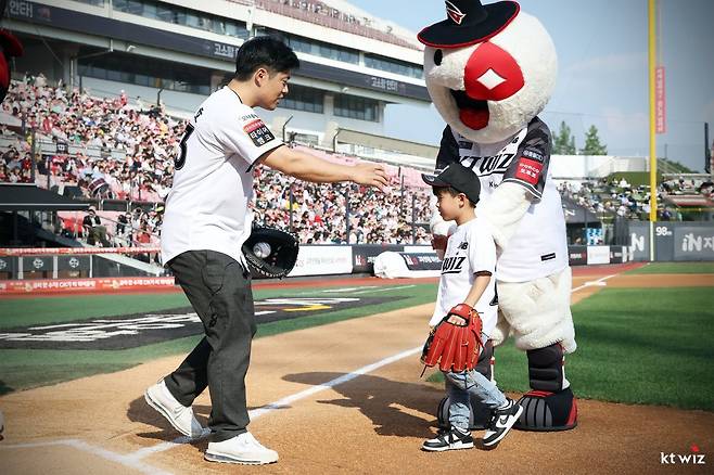 지난 시즌을 끝으로 그라운드를 떠난 KT 조용호가 8일 수원KT위즈파크에서 열린 은퇴식을 앞두고 이날 시구자로 나선 아들 하온 군의 공을 받았다. 사진제공|KT 위즈