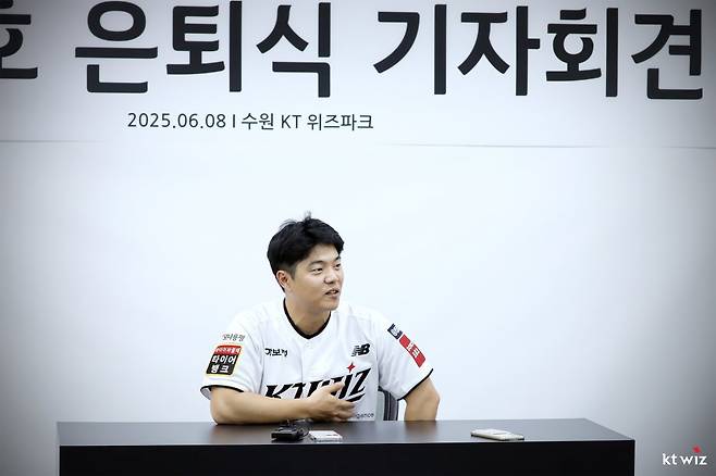 지난 시즌을 끝으로 그라운드를 떠난 KT 조용호가 8일 수원KT위즈파크에서 열린 은퇴식을 앞두고 취재진과 인터뷰하고 있다. 사진제공|KT 위즈