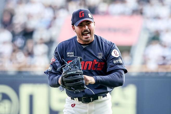 롯데 외국인투수 알렉 감보아가 연속경기 QS를 작성하며 2승째를 따냈다. 8일 잠실 두산전에서도 6.2이닝 4안타 2볼넷 5탈삼진 2실점의 호투를 펼쳐 팀의 4-2 승리를 이끌고 2승째를 따냈다. 사진제공｜롯데 자이언츠