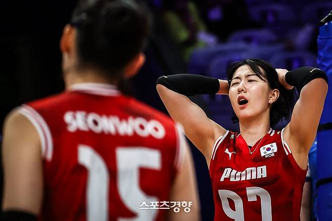 강소휘가 8일 브라질 리우데자네이루에서 열린 체코와 VNL 예선 2조 3차전에서 패한 뒤 아쉬워하고 있다. 발리볼월드닷컴 캡처