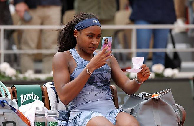 코코 고프가 지난 7일 프랑스 파리의 롤랑가로스에서 열린 끝난 프랑스오픈 여자 단식 결승에서 우승한 직후 시상식을 기다리며 핸드폰을 꺼내 자신의 메모를 찍고 있다. 게티이미지코리아
