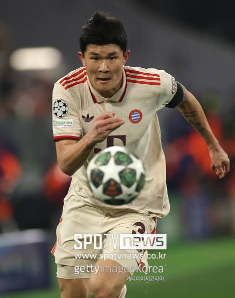 과연 역대급 수비수다. 프랑스 매체 ‘풋 메르카토’는 “파리 생제르맹이 수비 보강을 위해 김민재 영입을 검토하고 있으며, 루이스 캄포스 단장이 최근 김민재의 에이전트를 직접 만났다”고 전했다.&nbsp;보도에 따르면 파리 생제르맹은 오른쪽 중앙 수비 보강에 대한 적합한 자원을 찾는 중이다.&nbsp; 마르퀴뉴스가 미래를 고민 중인 상황 속에 김민재가 대안으로 거론되고 있다. 공식 제안까지 이뤄진 단계는 아니지만 PSG 고위층이 에이전트와 협상을 통해 김민재 측 생각을 파악한 것으로 보인다.&nbsp;이는 파리 생제르맹이 김민재 영입을 단순한 관심 차원을 넘어 실질적인 협상 단계로 끌어올렸다는 신호로 해석된다.&nbsp;