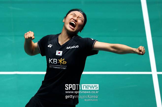 ▲ '셔틀콕 여제'가&nbsp;해냈다. 100% 컨디션이 아님에도 끝까지 승부를 포기하지 않는 집념으로 끝내 시상대 맨 위 칸에 발을 디뎠다. 배드민턴 '세계 최강' 안세영이 중국의 왕즈이(2위)에게 짜릿한 역전승을 거두고 4년 만에 세계배드민턴연맹(BWF) 월드투어 슈퍼 1000 인도네시아오픈 정상에 올랐다.