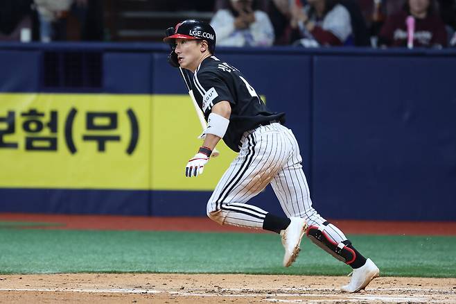 ▲ LG 1번타자로 나선 신민재가 3안타 1볼넷으로 펄펄 날았다. 신민재가 득점 루트를 개척한 가운데 LG는 키움을 꺾고 연패에서 벗어났다. ⓒ LG 트윈스