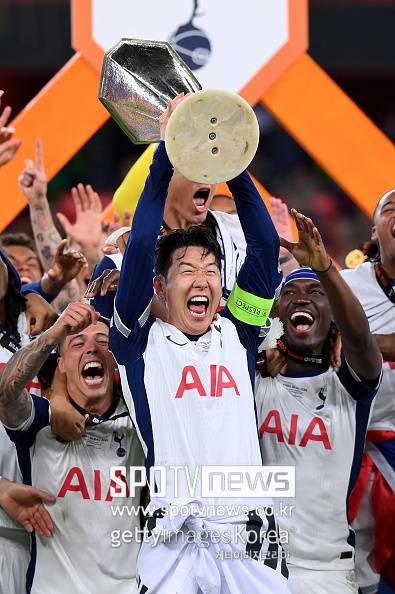 ▲ 2015년 8월 바이어 레버쿠젠을 떠나 북런던에 입성한 손흥민은 그간 공식전 454경기 173골 95도움을 쓸어 담았다. 토트넘 역대 출전 5위, 최다골 4위, 최다도움 1위에 빛나는 눈부신 발자취를 쌓았다. 2023년부턴 정식 주장으로 선임돼 팀을 이끌었고 이번 시즌엔 유로파리그 우승을 공헌해 팀에 17년 만에 트로피를 안겼다. 다만 2년 전에 이어 다시 한 번 '오일 머니'와 연결돼 혹할 만한 제안을 받은 것이 토트넘이 손흥민과 동행을 고민하기 시작한 배경으로 꼽힌다.