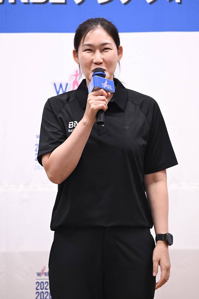BNK 박정은 감독이 2025~26 WKBL 아시아쿼터 드래프트에서 지명하고 있다. /사진=WKBL 제공