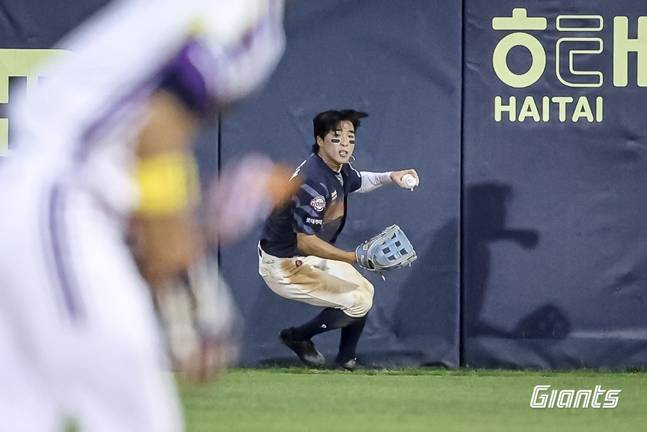 타구를 걷어낸 김동혁. /사진=롯데 자이언츠
