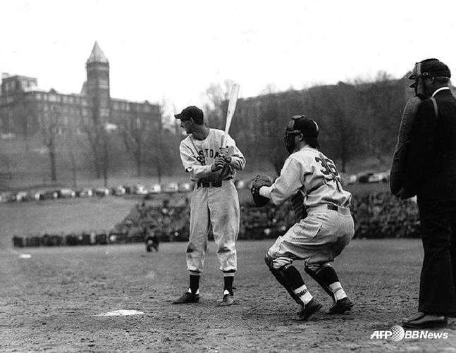 테드 윌리엄스(가운데)가 생전에 타석에 들어선 모습. /AFPBBNews=뉴스1