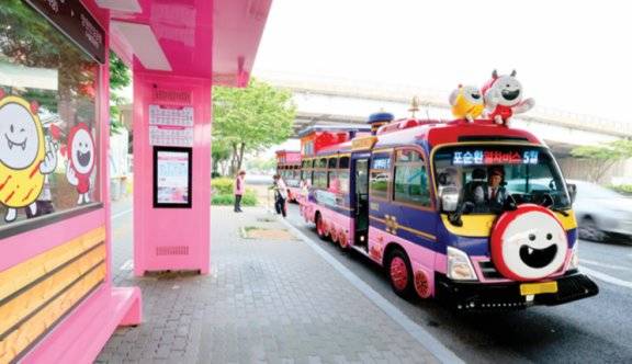 마포순환열차버스가 출발 지점인 ‘서울월드컵경기장(마포농수산물시장)’ 정류장에 서 있다. 박해윤 기자