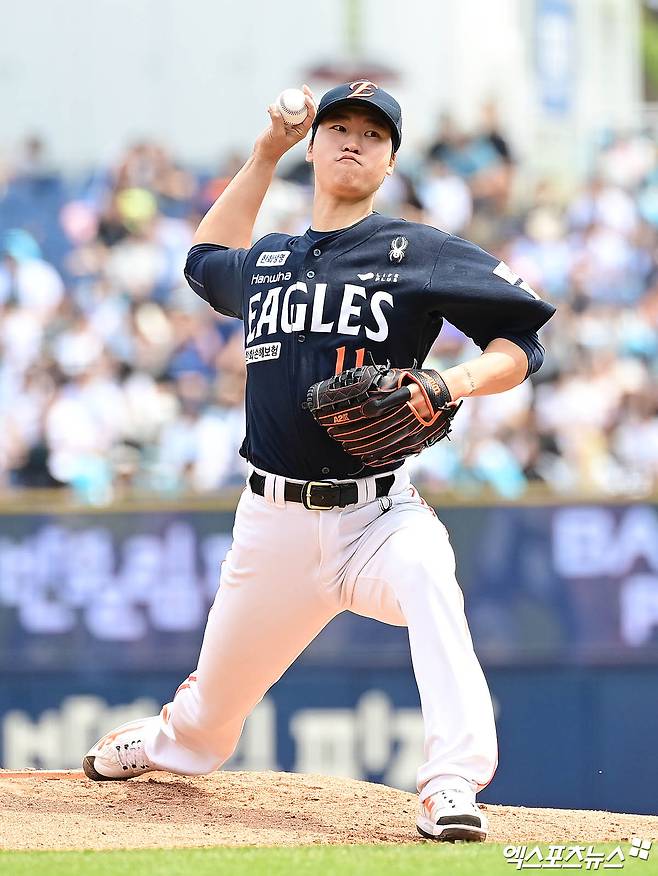 31일 오후 경상남도 창원NC파크에서 열린 '2025 신한 SOL Bank KBO리그' 한화 이글스와 NC 다이노스의 경기, 1회말 한화 선발투수 엄상백이 역투하고 있다. 엑스포츠뉴스 DB