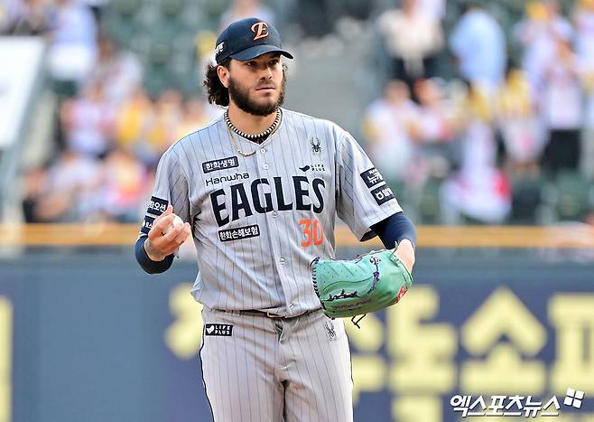 28일 오후 서울 송파구 잠실야구장에서 열린 '2025 신한 SOL Bank KBO리그' 한화 이글스와 LG 트윈스의 경기, 1회말 한화 선발투수 폰세가 공을 힘차게 던지고 있다. 엑스포츠뉴스 DB