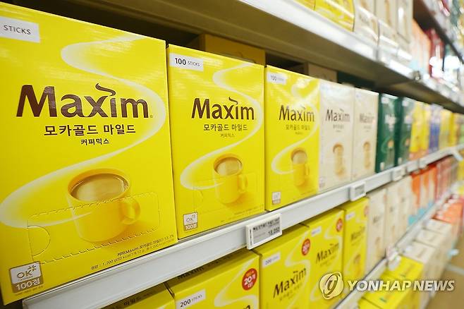 식품업계 가격 '줄인상' 잇따라 (서울=연합뉴스) 진연수 기자 = 지난해 정부의 압박에 가격 인상을 자제해오던 식품업체들은 지난해 12월 계엄 사태 이후 이어진 탄핵 정국의 혼란기에 제품 가격을 줄줄이 올렸다. 동서식품은 국내 믹스커피 시장의 대부분을 점유한 맥심 모카골드 가격을 9% 올렸다. 롯데웰푸드도 8개월 새 과자와 아이스크림 가격을 두 차례 인상하면서 빼빼로 2천원 시대를 열었다. 농심도 라면과 스낵에 이어 스프 가격도 인상했다.
사진은 1일 서울의 한 대형마트에 진열된 주요 가공식품. 2025.6.1 jin90@yna.co.kr