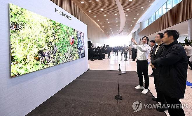 지난 3월 19일 경기 수원시 영통구 수원컨벤션센터에서 열린 제56기 삼성전자 정기주주총회에서 주주들이 삼성전자 마이크로 LED TV를 보고 있다.[연합뉴스 자료사진]