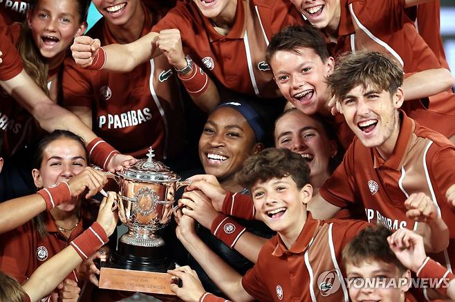 볼 퍼슨들과 포즈를 취한 고프 [EPA=연합뉴스]