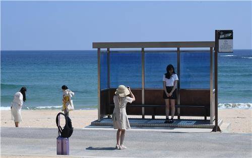 강릉 주문진 BTS 앨범의 버스정류장 [촬영 유형재]