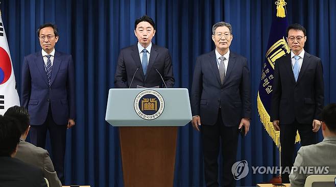 대통령실 정무·홍보·민정수석 인선 (서울=연합뉴스) 한상균 기자 = 강훈식 대통령 비서실장이 8일 용산 대통령실에서 정무,홍보,민정 수석 인선을 발표하고 있다.
    왼쪽부터 우상호 정무수석, 강 비서실장, 오광수 민정수석, 이규연 홍보소통수석. 2025.6.8 xyz@yna.co.kr