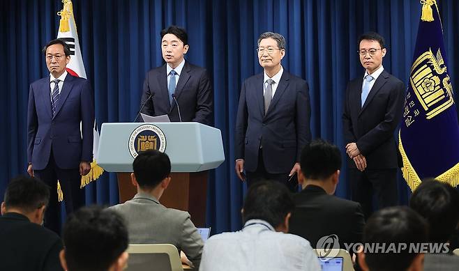 대통령실 정무·홍보·민정수석 인선 (서울=연합뉴스) 한상균 기자 = 강훈식 대통령 비서실장이 8일 용산 대통령실에서 정무,홍보,민정 수석 인선을 발표하고 있다.
    왼쪽부터 우상호 정무수석, 강 비서실장, 오광수 민정수석, 이규연 홍보소통수석. 2025.6.8 xyz@yna.co.kr