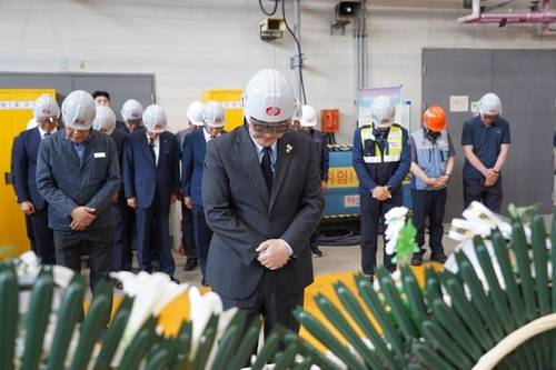 태안화력발전소 사고 현장에서 김충현씨 추모하는 우원식 국회의장 [민주노총 공공운수노조 제공. 재판매 및 DB 금지]