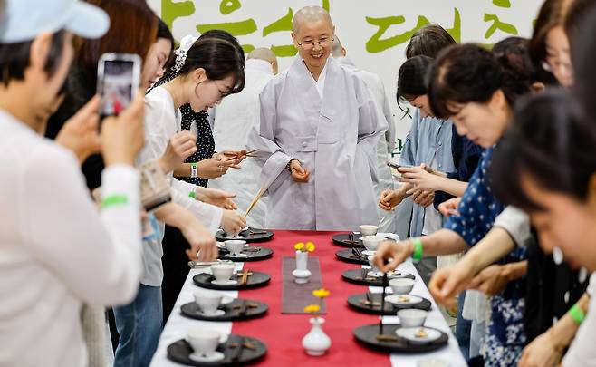 사찰음식 대축제 (서울=연합뉴스) 7일 서울 서초구 aT센터 제1전시장에서 열린 '제4회 사찰음식 대축제'에서 방문자들이 스님의 지도를 받아 사찰음식을 체험하고 있다. [대한불교조계종 한국불교문화사업단 제공. 재판매 및 DB 금지]