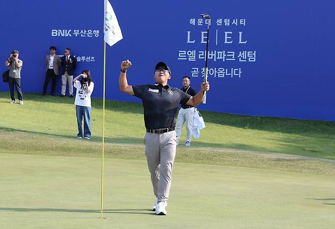 우승 퍼트를 넣고 환호하는 김홍택. [KPGA 제공. 재판매 및 DB 금지]