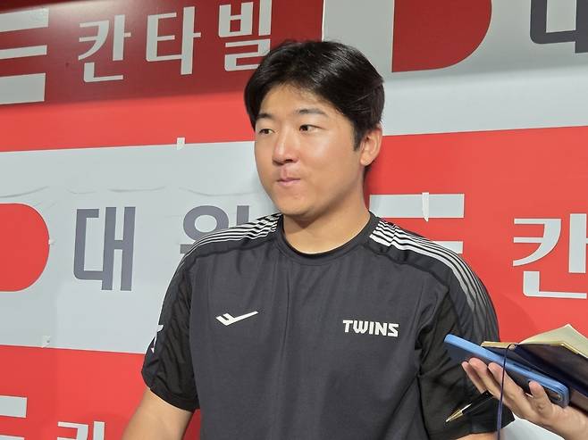 인터뷰하는 LG 송승기 (서울=연합뉴스) 하남직 기자 = LG 송승기가 8일 서울 고척스카이돔에서 열린 프로야구 키움과의 방문 경기에서 선발승을 거둔 뒤 취재진과 인터뷰하고 있다.