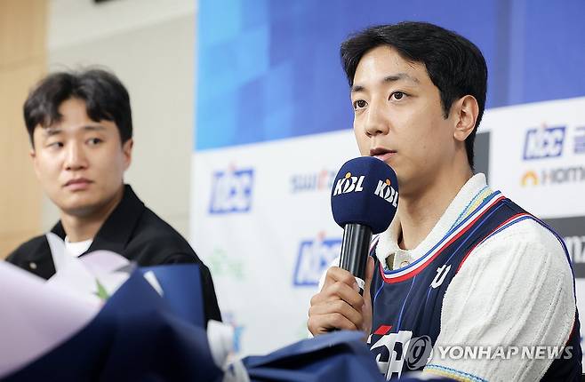 취재진 질문에 답하는 허훈 (서울=연합뉴스) 김도훈 기자 = 부산 KCC 이지스로 이적한 허훈(오른쪽)이 29일 서울 강남구 KBL센터에서 열린 입단식에서 취재진 질문에 답하고 있다. 왼쪽은 선수대표로 참석한 친형 허웅. 2025.5.29 superdoo82@yna.co.kr