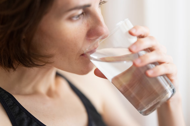 물 마시는 여자