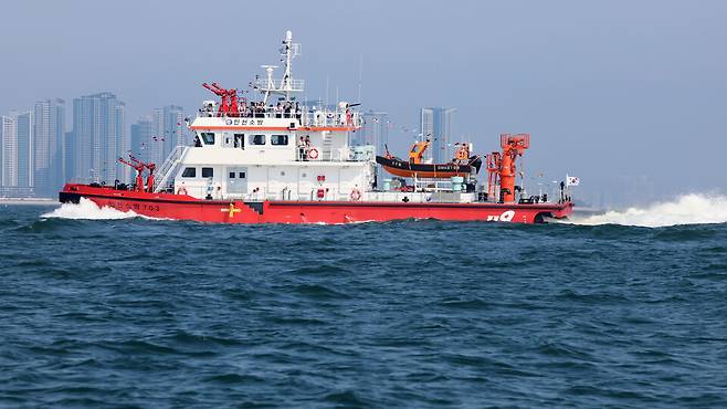 ▲&nbsp;9일 인천 중구 인천대교 일대에서 인천 소방정 703호가 시범 방수를 장소로 이동 하고 있다. 이번에 새로 교체된 소방정 703호는 인천 도서지역을 포함한 인근 해역에 투입돼 선박 화재와 인명 피해 등 해양 사고에 대응한다. /이재민 기자 leejm@incheonilbo.com