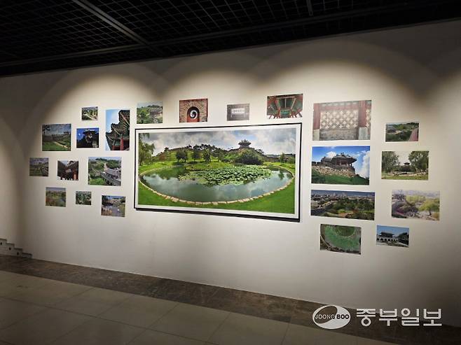 방화수류정의 여러 모습이 담긴 사진이 테마전 '방화수류정'에서 전시되고 있다. 이준도기자