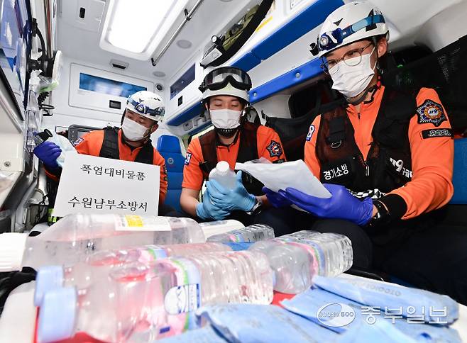 9일 오전 수원시 권선구 수원남부소방서에서 남부119안전센터 이윤호 소방장, 백지민 소방교, 이진성 소방사가 얼음조끼와 아이스팩 등 폭염 대비 물품을 점검하고 있다. 임채운기자