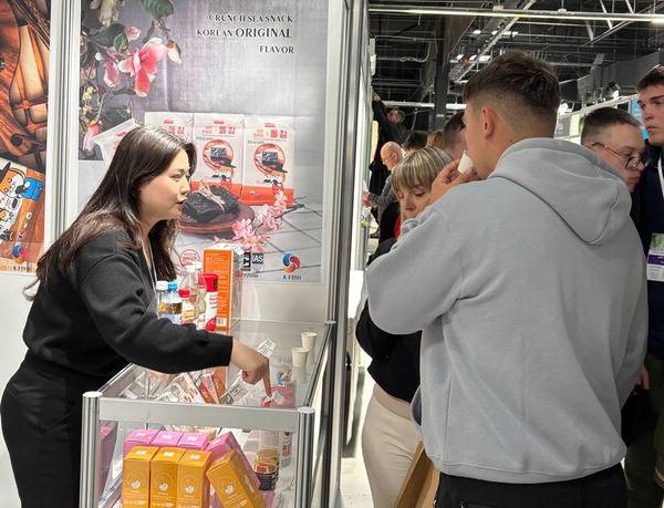 인하대 GTEP 사업단 학생들이 바르샤바 푸드 엑스포 2025에서 식품 등을 소개 하고 있다. <인하대 제공>