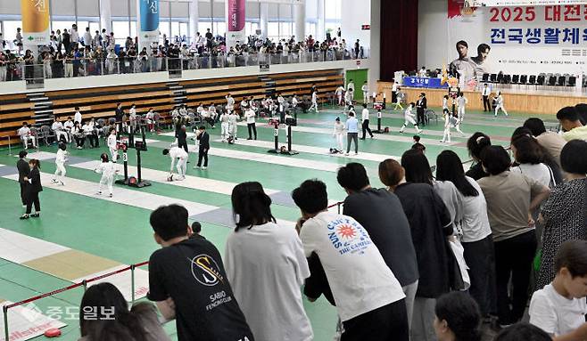 2025 대전광역시장기 전국생활체육 펜싱대회가 7~8일 대전대학교 맥센터에서 열렸다. 개회식에는 이장우 시장, 유영돈 중도일보 사장, 서근준 대전시체육회 부회장, 이효 대전시펜싱협회장, 박희조 동구청장과 오상욱, 박상원 선수가 참석했다. 대회 첫 날은 초등부 1~2학년, 3~4학년, 5~6학년과 중등부 경기로 막을 올렸고 둘째 날인 8일은 고등부와 일반부, 엘리트부 경기가 남·여 플뢰레, 에페, 사브르 3개 종목에서 진행됐다. 이틀간의 대회 모습을 사진으로 소개한다. 이성희 기자 token77@