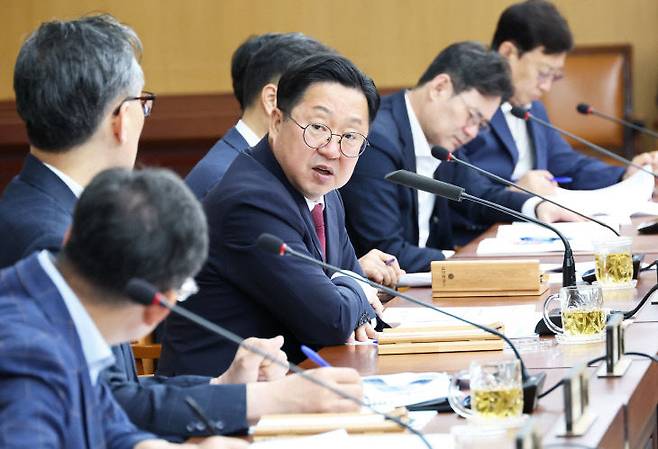 이장우 대전시장은 9일 주재한 주간업무회의에서 '공공의료는 선택이 아닌 권리이자 사회적 책무'란 점을 강조하며 공공어린이재활병원 정부예산 대폭 지원 대책 마련을 강조했다.사진제공은 대전시