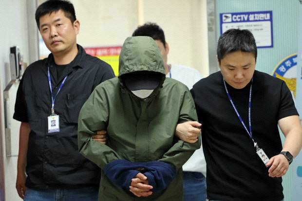 승용차를 몰고 바다로 돌진해 아내와 아들 두 명을 살해한 혐의를 받는 지모(49)씨가 지난 4일 광주지방법원에서 열리는 구속 전 피의자 심문(영장실질심사)에 출석하기 위해 이동하고 있다. 연합뉴스