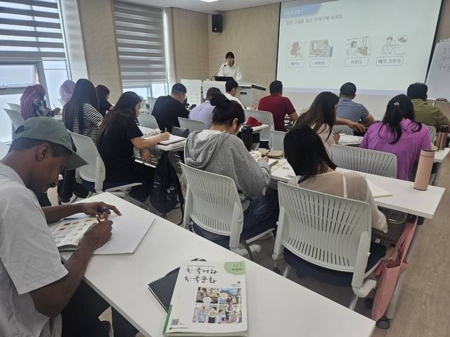 외국인 근로자들이 한국어와 한국문화에 대해 배우기 위해 여념없다./사진=문정곤 기자