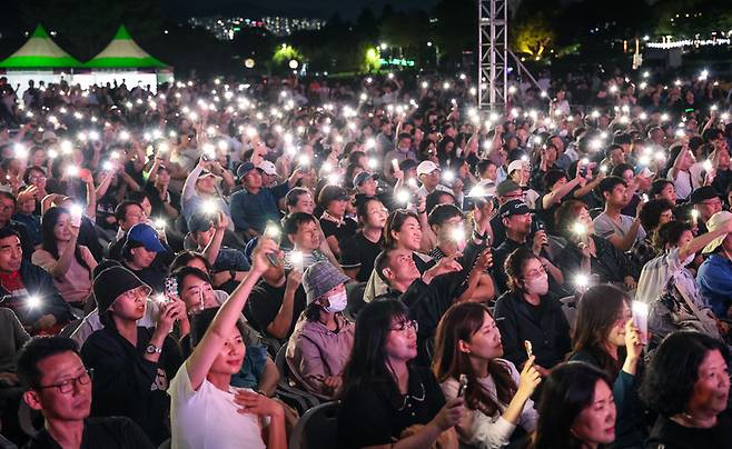 지난 7일 '제26회 울산사랑 환경콘서트'를 찾은 시민들과 팬들이 핸드폰 불빛을 켜고 노래를 따라 부르며 행복한 시간을 보내고 있다.