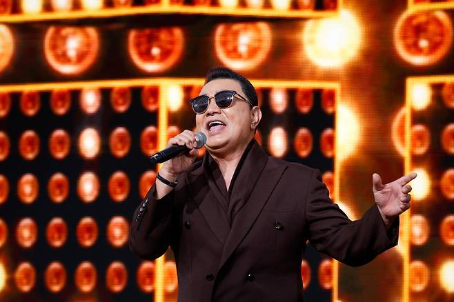 가수 하동진이 콘서트 첫 무대를 장식하며 시민들과 팬들의 흥을 끌어올리고 있다. 이수화 기자