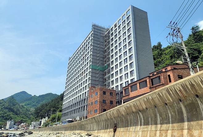 준공을 앞둔 세계적인 호텔체인 라마다울릉도./김두한 기자