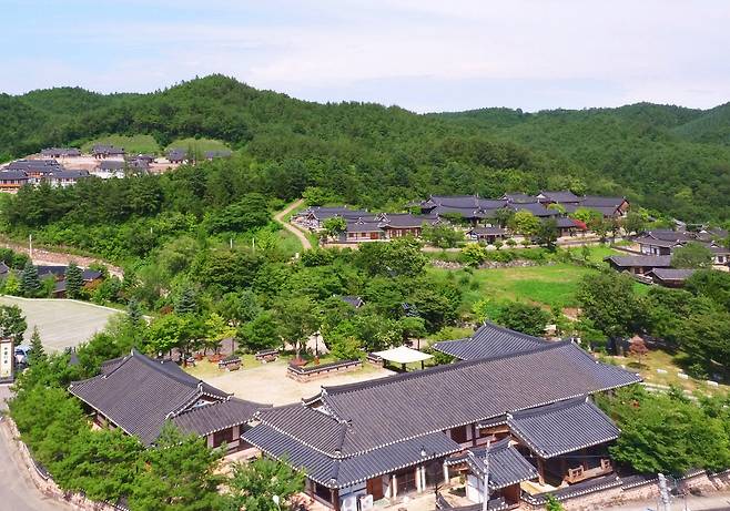 최초의 한글조리서 음식디미방, 그리고 두들마을 전경./영양군 제공